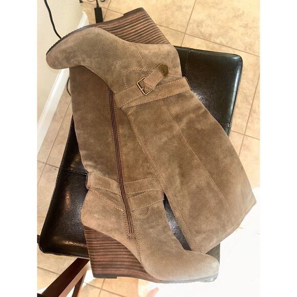 BCBG WALLICE Brown suede buckle zipper” wedge knee Fashion boot SZ 9 - Picture 2 of 6